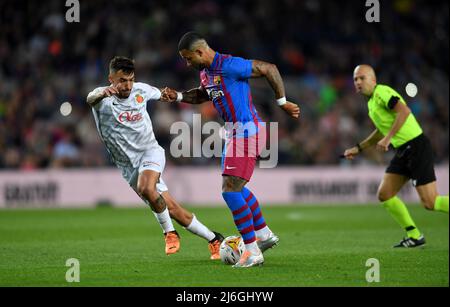 Barcelone, Espagne. 01st mai 2022. FC BARCELONE/RCD MALLORCA Barcelone, Espagne.1 mai 2022. Memphis Delay (9) du FC Barcelone dribbles Antonio Sánchez (10) du RCD Mallorca pendant le match espagnol de la Liga entre le FC Barcelone et le RCD Mallorca au Camp Nou Stadium. Crédit : rosdemora/Alay Live News Banque D'Images