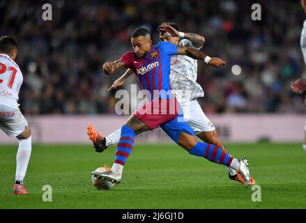 Barcelone, Espagne. 01st mai 2022. FC BARCELONE/RCD MALLORCA Barcelone, Espagne.1 mai 2022. Memphis Delay (9) du FC Barcelone dribbles Antonio Sánchez (10) du RCD Mallorca pendant le match espagnol de la Liga entre le FC Barcelone et le RCD Mallorca au Camp Nou Stadium. Crédit : rosdemora/Alay Live News Banque D'Images