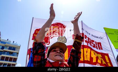 Izmir, Turquie. 01st mai 2022. 1 mai la célébration et la manifestation de la Journée internationale du travail ont eu lieu à Izmir, en Turquie. La plupart des travailleurs de gauche, des organisations et des syndicats ont défilé avec des slogans, des bannières et des drapeaux.les groupes surpeuplés ont célébré la journée avec de la danse folklorique et des chansons. Tunç Soyer, maire de la municipalité métropolitaine d'Izmir, a également assisté à la célébration. Crédit: İdil Toffolo/Alay Live News Banque D'Images
