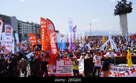 Izmir, Turquie. 01st mai 2022. 1 mai la célébration et la manifestation de la Journée internationale du travail ont eu lieu à Izmir, en Turquie. La plupart des travailleurs de gauche, des organisations et des syndicats ont défilé avec des slogans, des bannières et des drapeaux.les groupes surpeuplés ont célébré la journée avec de la danse folklorique et des chansons. Tunç Soyer, maire de la municipalité métropolitaine d'Izmir, a également assisté à la célébration. Crédit: İdil Toffolo/Alay Live News Banque D'Images