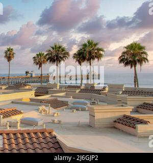 Nuages carré Puffy au coucher du soleil toit du bâtiment avec tuiles en béton au toit à Oceanside, Califor Banque D'Images