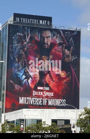 Los Angeles, Californie, États-Unis 21st avril 2022 Une vue générale de l'atmosphère de Marvel Studios Doctor Strange dans le multiverse de Madness Billboard sur Sunset Blvd le 21 avril 2022 à Los Angeles, Californie, États-Unis. Photo par Barry King/Alay stock photo Banque D'Images