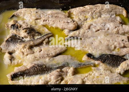 Filets de poisson blanc rôtis au four avec épices dans un plateau en verre concept de cuisine maison. Banque D'Images