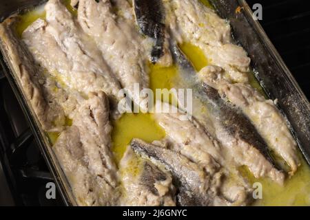 Filets de poisson blanc rôtis au four avec épices dans un plateau en verre concept de cuisine maison. Banque D'Images