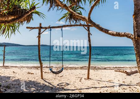 Plage de Loedi de sable blanc avec des arbres de pandan et une balançoire à l'île de Rote, province orientale de Nusa Tenggara, Indonésie Banque D'Images