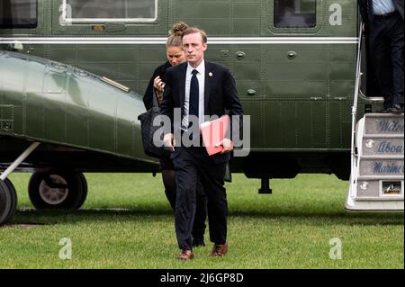 Jake Sullivan, conseiller à la sécurité nationale, qui revient à la Maison Blanche après son arrivée sur Marine One. Banque D'Images