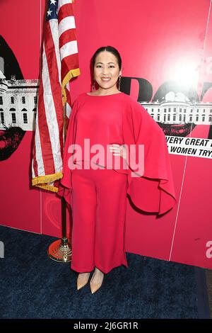 Suzy Nakamura pose pour les photographes avant l'ouverture de 'POTUS