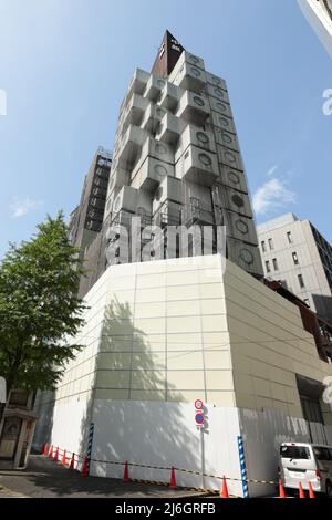 Les travaux de démolition se poursuivent à la Nakagin Capsule Tower, une structure emblématique conçue par l'architecte japonais Kisho Kurokawa, à Ginza, Tokyo, Japon, le 28 avril 2022. (Photo par AFLO) Banque D'Images
