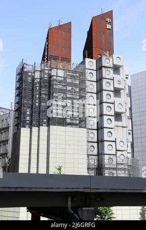 Les travaux de démolition se poursuivent à la Nakagin Capsule Tower, une structure emblématique conçue par l'architecte japonais Kisho Kurokawa, à Ginza, Tokyo, Japon, le 28 avril 2022. (Photo par AFLO) Banque D'Images
