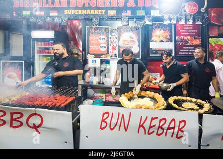 30 avril, Lakemba, Sydney, Australie : la dernière nuit du Ramadan à Sydney, le festival des nuits du Ramadan bat son plein du coucher du soleil de 17,30 h à 02,00 h le lendemain matin. Ici, la viande marinée est grillée comme des kebabs de shish à servir sur des petits pains ronds pour les clients en attente. De longues files d'attente de gens serpentent dans la rue en attendant d'acheter ce et d'autres aliments des nombreuses nations représentées à ce marché chaque soir pendant le festival. Banque D'Images