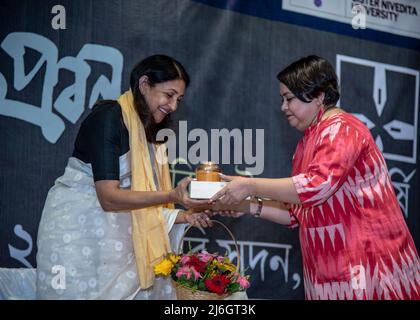 Programme d'inauguration de la version bengali de la collection de poésie de l'éminente actrice Deepti Naval « Lamha Lamha » au Rotary Sadan, Kolkata par elle-même. Le livre a été traduit par Manabendranath Saha. Le programme de lancement du livre de gala a été organisé par l'éditeur Saptarshi Prakashan, le Rotary Club de Calcutta et l'Université Sister Nivedita. (Photo par Amlan Biswas/Pacific Press) Banque D'Images