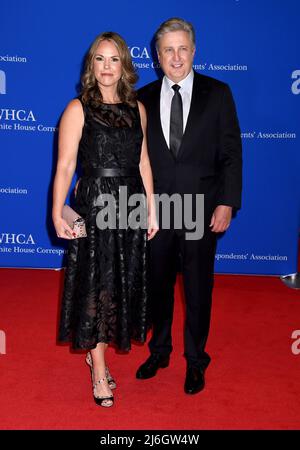 Wendy McMahon et William Burton arrivent au dîner des correspondants de la Maison Blanche 2022 qui s'est tenu à l'hôtel Hilton de Washington le 30 avril 2022 à Washington, D.C. © Tammie Arroyo / AFF-USA.com Banque D'Images