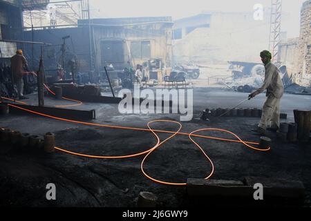 1 mai 2022, Lahore, Punjab, Pakistan : Les travailleurs pakistanais travaillent dans une usine de moulage de fer dans la zone industrielle à l'approche de la Journée internationale du travail à Lahore pendant les températures élevées du mois de Ramadan pour gagner un salaire quotidien pour les moyens de subsistance de leur famille à la veille de la fête du travail du 1st mai à Lahore le 01,2022 mai . La Journée internationale du travail est célébrée partout dans le monde pour rendre hommage à ceux qui ont posé leur vie à Chicago en 1886 pour les droits des travailleurs sur le thème de l'Union des travailleurs pour le progrès social et économique. 1st mai la Journée du travail sera commémoré avec le Banque D'Images