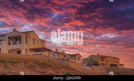 Panorama spectaculaire coucher de soleil avec des nuages clos bâtiments résidentiels au sommet d'une colline à San Diego, Cali Banque D'Images