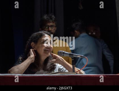 1 mai 2022, Kolkata, Bengale occidental, Inde: Programme d'inauguration de la version bengali de la collection de poésie de l'éminente actrice Deepti Naval, Lamha Lamha, au Rotary Sadan, Kolkata par elle-même. Le livre a été traduit par Manabendranath Saha. Le programme de lancement du livre de gala a été organisé par l'éditeur Saptarshi Prakashan, le Rotary Club de Calcutta et l'Université Sister Nivedita. (Credit image: © Amlan Biswas/Pacific Press via ZUMA Press Wire) Banque D'Images