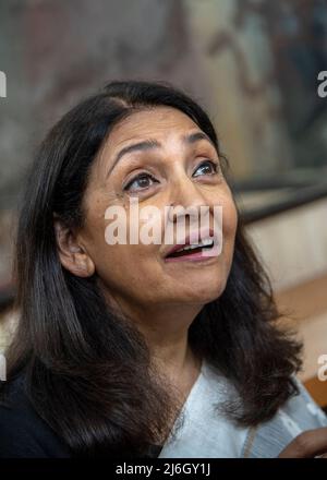 1 mai 2022, Kolkata, Bengale occidental, Inde: Programme d'inauguration de la version bengali de la collection de poésie de l'éminente actrice Deepti Naval, Lamha Lamha, au Rotary Sadan, Kolkata par elle-même. Le livre a été traduit par Manabendranath Saha. Le programme de lancement du livre de gala a été organisé par l'éditeur Saptarshi Prakashan, le Rotary Club de Calcutta et l'Université Sister Nivedita. (Credit image: © Amlan Biswas/Pacific Press via ZUMA Press Wire) Banque D'Images