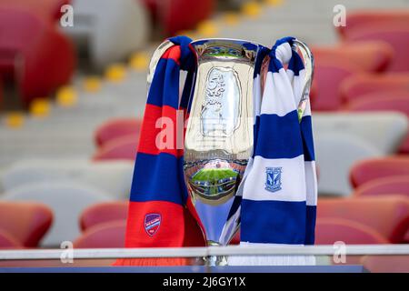 Une vue du trophée lors de la session d'entraînement officielle de Lech Poznan avant le match final de la coupe polonaise Fortuna entre Lech Poznan et Rakow Czestochowa au stade national PGE. Banque D'Images