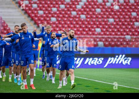 Lubomir Satka (No.37) et Mikael Ishak (No.9) de Lech en action lors de la session d'entraînement officielle de Lech Poznan avant le match final de la coupe polonaise Fortuna entre Lech Poznan et Rakow Czestochowa au stade national PGE. Banque D'Images