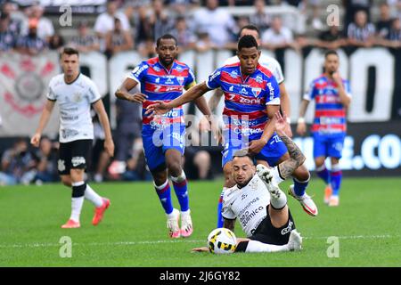 SÃO PAULO, BRÉSIL - MAI 1: Maycon de S.C. Corinthiens lutte pour le bal avec Mateus Jussa de Fortaleza pendant Campeonato Brasileiro série Un match de 2022 entre S.C. Corinthiens et Fortaleza à Neo Quimica Arena le 1 mai 2022 à Sao Paulo, Brésil. (Photo de Leandro Bernardes/PxImages) Banque D'Images