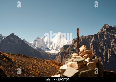 pile de pierres de prière (ou de pierres omanaises) devant le mont jampayang (ou yangmaiyong) dans le parc national de yading, comté de daocheng, province du sichuan, chine, Banque D'Images