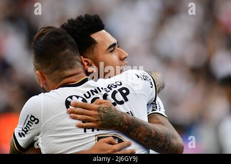 SÃO PAULO, BRÉSIL - MAI 1: Du Queiroz et Maycon de S.C. Corinthiens célèbre après un but auto de Matheus Jussa de Fortaleza pendant Campeonato Brasileiro série Un match de 2022 entre S.C. Corinthiens et Fortaleza à Neo Quimica Arena le 1 mai 2022 à Sao Paulo, Brésil. (Photo de Leandro Bernardes/PxImages) Banque D'Images