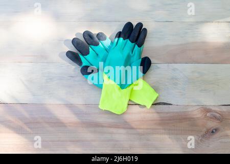 Gants de jardin sur une table en bois Banque D'Images