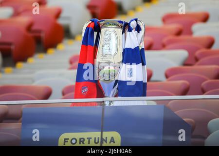 Une vue du trophée lors de la séance d'entraînement officielle de Rakow Czestochowa avant le match final de la coupe polonaise de Fortuna entre Lech Poznan et Rakow Czestochowa au stade national de PGE. Banque D'Images