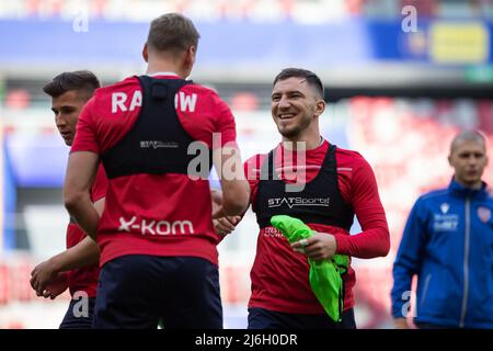 Deian Sorescu (R) de Rakow en action lors de la session d'entraînement officielle de Rakow Czestochowa avant le match final de la coupe polonaise de Fortuna entre Lech Poznan et Rakow Czestochowa au stade national de PGE. Banque D'Images