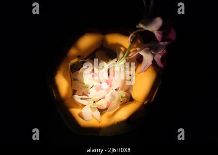 Krathong, un panier décoré avec des fleurs et des bâtonnets de bougie ou d'encens, prêt à être libéré à la mer lors d'une nuit de Loy Krathong en Thaïlande Banque D'Images