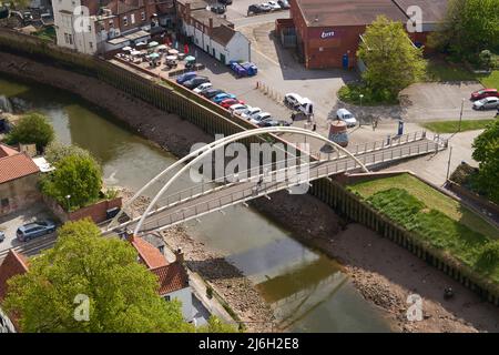 Passerelle moderne enjambant la rivière Witham à Boston, Lincolnshire, Royaume-Uni Banque D'Images