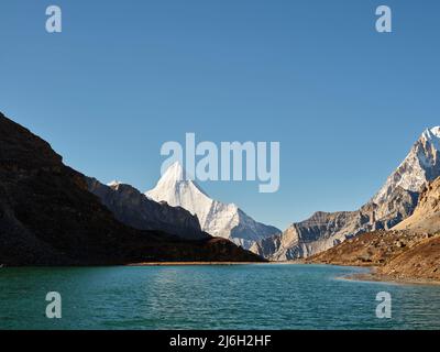 le mont yangmaiyong (ou jampayang en langue tibétaine) et le lac boyongcuo sous le ciel bleu en yading, comté de daocheng, province du sichuan, chine Banque D'Images