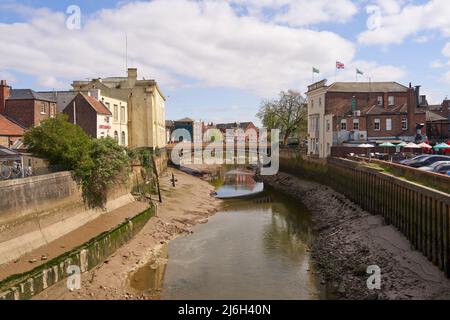 Pont routier enjambant la rivière Witham à marée basse à Boston, Lincolnshire, Royaume-Uni Banque D'Images