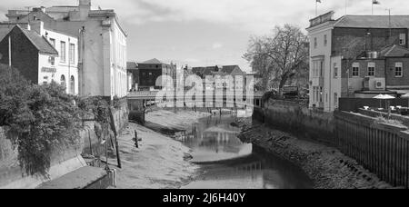 Pont routier enjambant la rivière Witham à marée basse à Boston, Lincolnshire, Royaume-Uni Banque D'Images