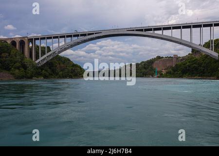 Niagara Falls, Canada - le 27 août 2021 : le pont Rainbow à Niagara Falls est un pont en arc de cercle qui traverse la gorge du Niagara. Elle relie l'Ontario Banque D'Images