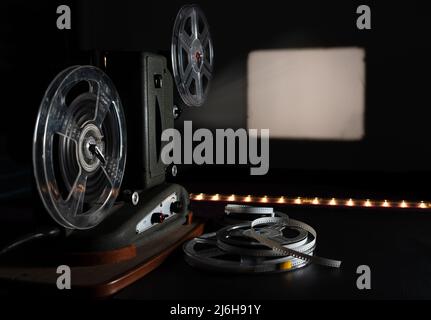 Projecteur de film vintage avec cadre vierge. Banque D'Images