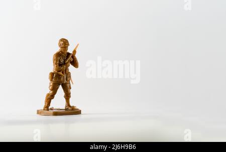 Soldat ordinaire soldat solo position debout jouet soldat brun Banque D'Images