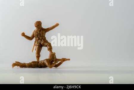 Jeux de guerre brune figurines militaires jouet soldats sniper et officier Banque D'Images