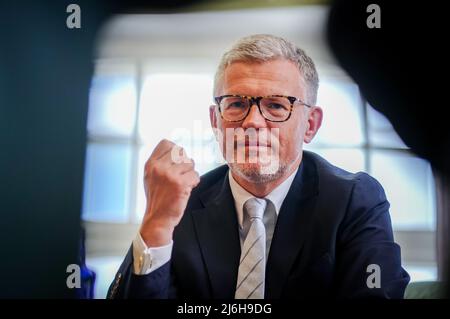 27 avril 2022, Berlin: Andrij Melnyk, ambassadeur d'Ukraine en Allemagne, s'entretient avec des journalistes de la Deutsche presse-Agentur dans son bureau dans le bâtiment de l'ambassade. Photo : Kay Nietfeld/dpa Banque D'Images