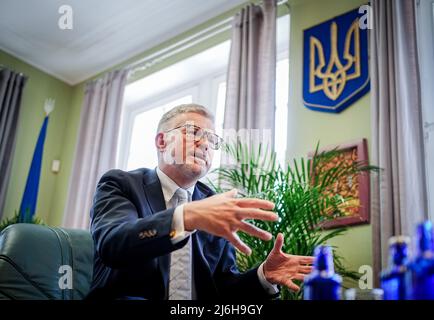 27 avril 2022, Berlin: Andrij Melnyk, ambassadeur d'Ukraine en Allemagne, s'entretient avec des journalistes de la Deutsche presse-Agentur dans son bureau dans le bâtiment de l'ambassade. Photo : Kay Nietfeld/dpa Banque D'Images