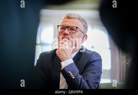 27 avril 2022, Berlin: Andrij Melnyk, ambassadeur d'Ukraine en Allemagne, s'entretient avec des journalistes de la Deutsche presse-Agentur dans son bureau dans le bâtiment de l'ambassade. Photo : Kay Nietfeld/dpa Banque D'Images
