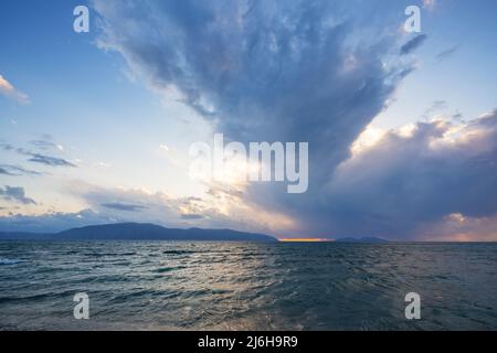 Nuages magnifique avec le soleil couchant sur la mer Banque D'Images