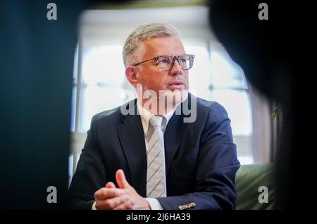 27 avril 2022, Berlin: Andrij Melnyk, ambassadeur d'Ukraine en Allemagne, s'entretient avec des journalistes de la Deutsche presse-Agentur dans son bureau dans le bâtiment de l'ambassade. Photo : Kay Nietfeld/dpa Banque D'Images
