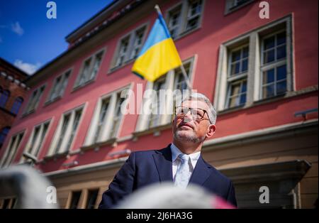 27 avril 2022, Berlin: Andrij Melnyk, ambassadeur d'Ukraine en Allemagne, se tient à l'extérieur du bâtiment de l'ambassade, en marge d'un entretien avec des journalistes de l'Agence de presse allemande. Photo : Kay Nietfeld/dpa Banque D'Images