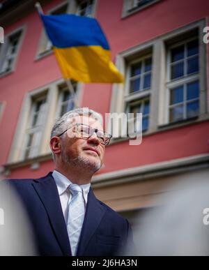 27 avril 2022, Berlin: Andrij Melnyk, ambassadeur d'Ukraine en Allemagne, se tient à l'extérieur du bâtiment de l'ambassade, en marge d'un entretien avec des journalistes de l'Agence de presse allemande. Photo : Kay Nietfeld/dpa Banque D'Images
