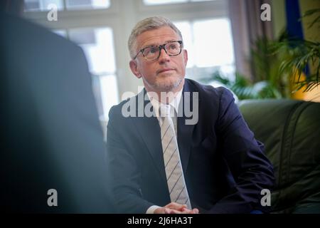 27 avril 2022, Berlin: Andrij Melnyk, ambassadeur d'Ukraine en Allemagne, s'entretient avec des journalistes de la Deutsche presse-Agentur dans son bureau dans le bâtiment de l'ambassade. Photo : Kay Nietfeld/dpa Banque D'Images