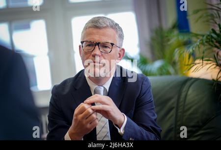 27 avril 2022, Berlin: Andrij Melnyk, ambassadeur d'Ukraine en Allemagne, s'entretient avec des journalistes de la Deutsche presse-Agentur dans son bureau dans le bâtiment de l'ambassade. Photo : Kay Nietfeld/dpa Banque D'Images