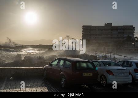 Playa de Palma, Espagne; avril 23 2022: Coucher de soleil dans le port de plaisance de la ville majorquine de Cala Estancia, une journée très venteuse avec des vagues. Espagne Banque D'Images