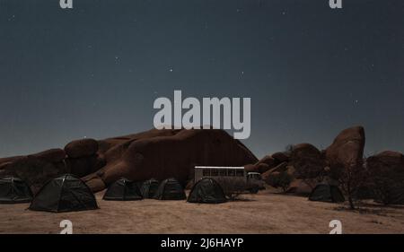 Spitzkoppe, Namibie. Julie 14, 2019. Photo nocturne du désert namibien près de Spitzkoppe, sous un ciel étoilé clair du sud. Banque D'Images