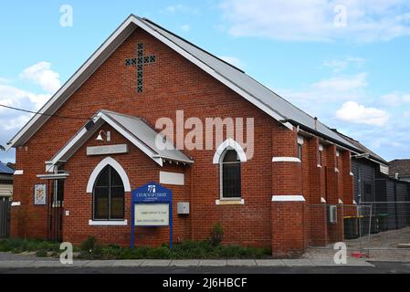 Extérieur de l'église en brique rouge du Christ, Carnegie, avec accès à son extension arrière en bois bloquée par une clôture temporaire Banque D'Images