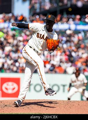 San Francisco, Californie, États-Unis. Mai 01 2022 San Francisco CA, États-Unis San Francisco relief pichet YdedMarte (74) sur la plaie pendant le match MLB entre les nationaux de Washington et les Giants de San Francisco. Les nationaux ont remporté 11-5 au parc Oracle San Francisco Calif. Thurman James / CSM crédit: CAL Sport Media/Alay Live News Banque D'Images
